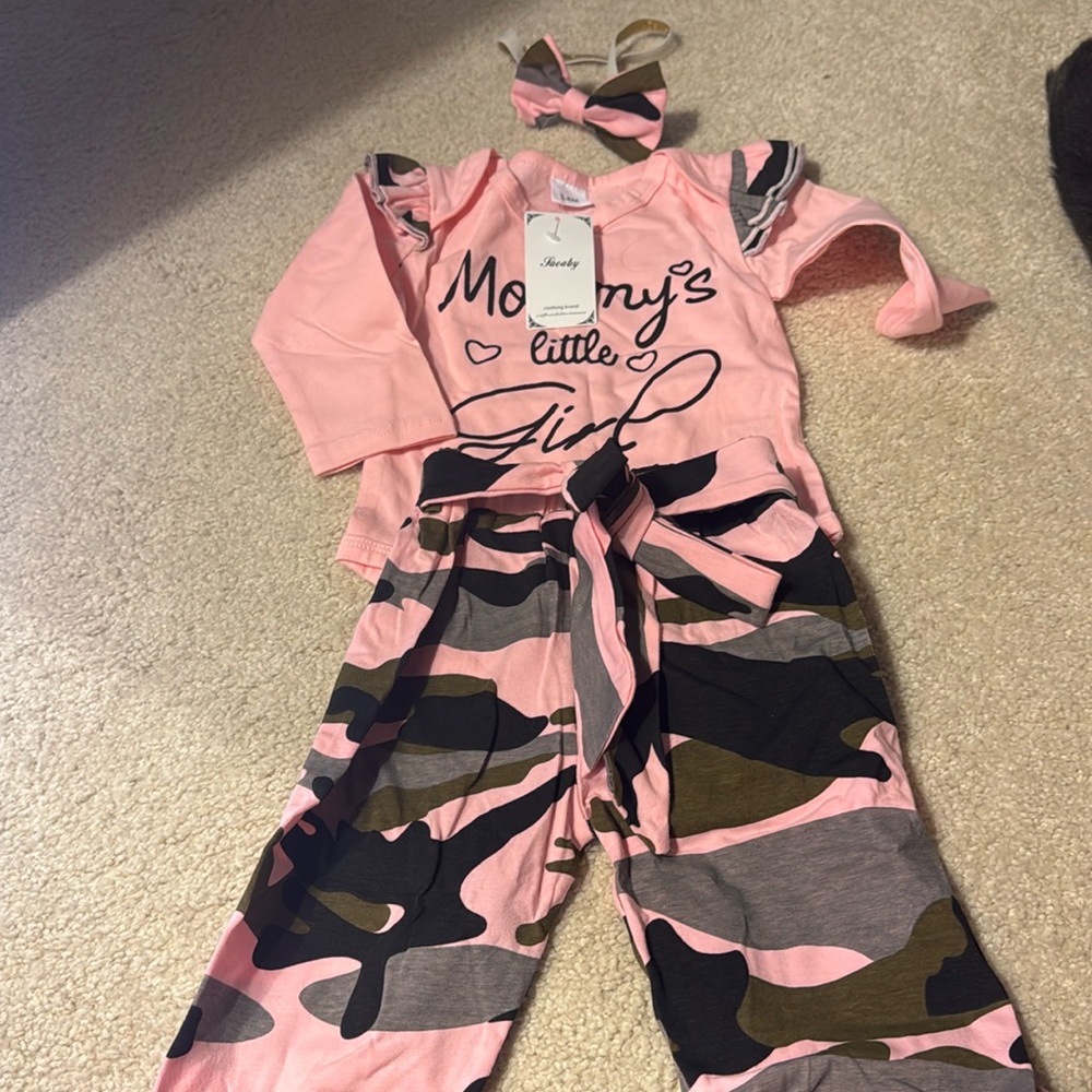 It’s a pink baby girl set with bow tie 💞💞💞
